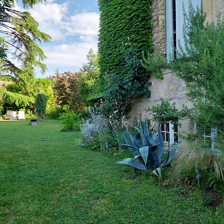 Rue Du Chateau Bed & Breakfast *