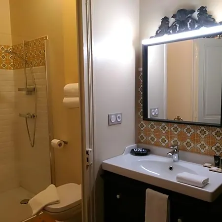 Rue Du Chateau Bed & Breakfast 3*