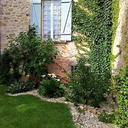 Rue Du Chateau Bed & Breakfast