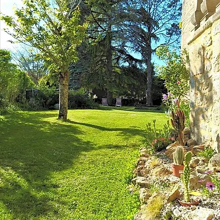 Rue Du Chateau Bed & Breakfast