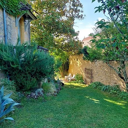 Rue Du Chateau Bed & Breakfast