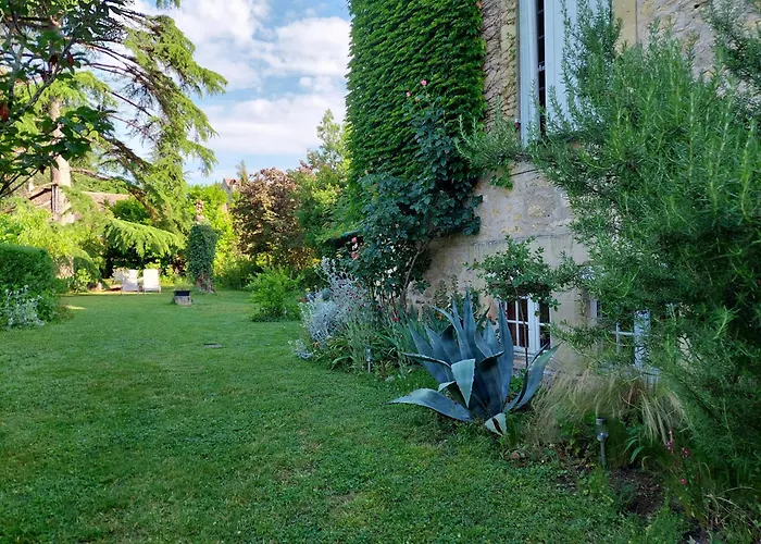 Rue Du Chateau Bed & Breakfast 3*